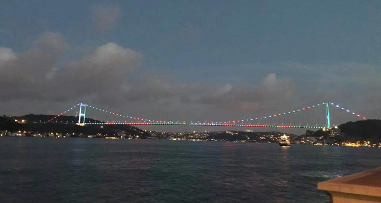 İstanbulun məşhur körpüsü Azərbaycan bayrağı rənglərində - <span style="color:#ff0000">FOTO VİDEO</span>